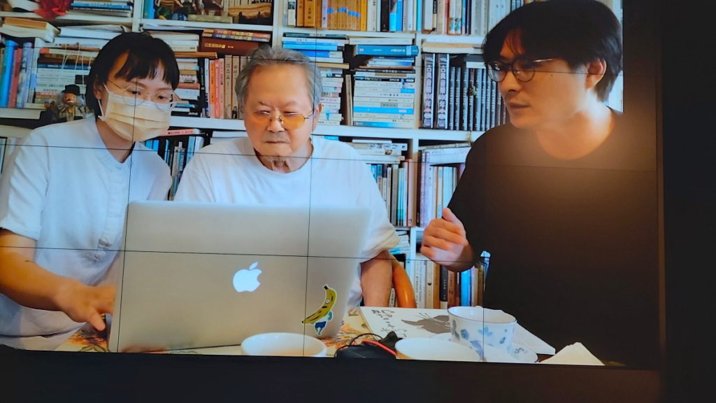 導演鍾伯淵透過影像畫面分享今年他與黃春明老師的互動情形。(圖/陳惠玲攝)