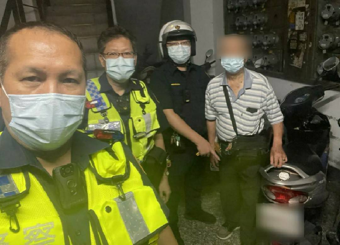 ▲范姓老翁吃完宵夜找嘸愛車向警求助，大誠所柯南警解謎 － 機車在家未出門 (圖/台中市警察局 提供)