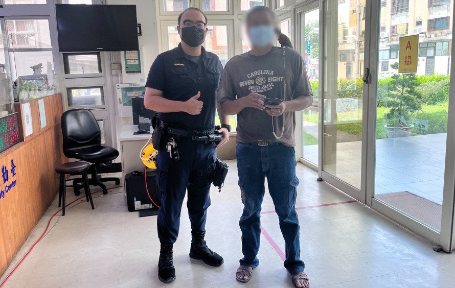 ▲員警搜尋各大寵物協尋社團,找到鸚鵡「球球」的柯姓飼主 (圖/台中市警察局 提供)