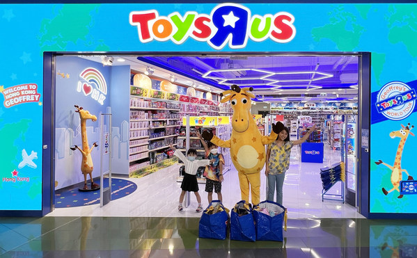 Geoffrey在玩具“反”斗城MegaBox門店.與攝影比賽的得獎家庭,以及香港兒童大使合照。 Geoffrey在玩具“反”斗城MegaBox門店.與攝影比賽的得獎家庭,以及香港兒童大使合照。