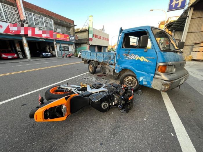 重機撞上違規迴轉貨車 警籲行車務必遵守交通法規