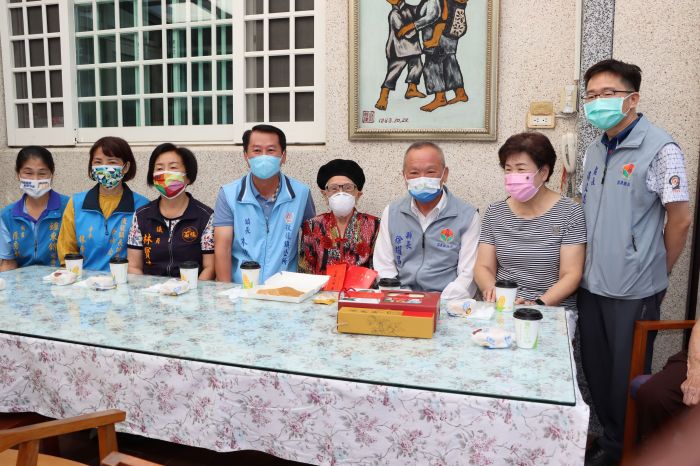 徐耀昌慰訪最年長的女性人瑞翁薛玉雲