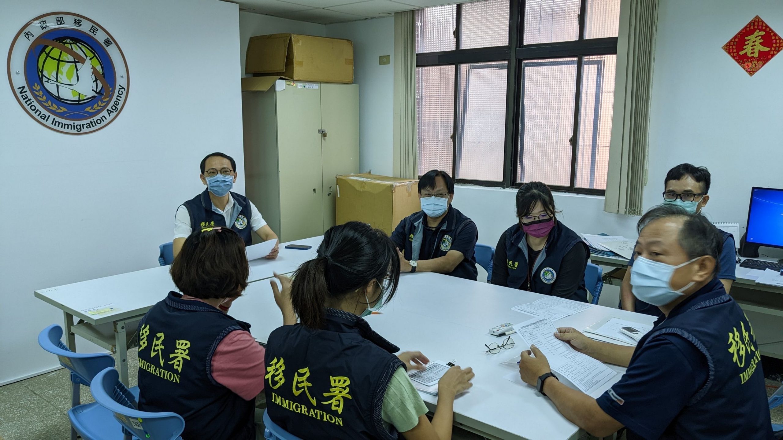 圖片說明:基隆巿專勤隊長蔡政杰(左一)日前剛就任就逮獲失聯移工。(記者趙靜姸翻攝)