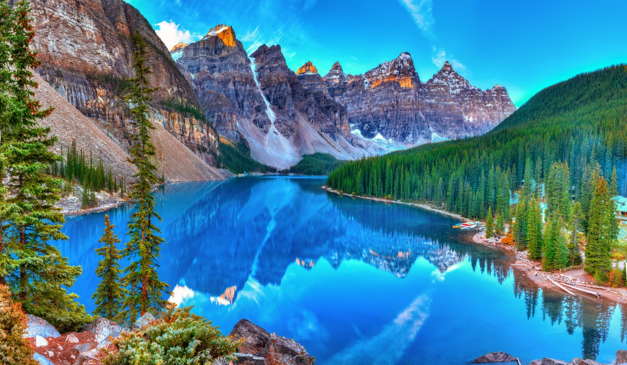 Moraine,Lake,Sunrise,In,Banff,National,Park