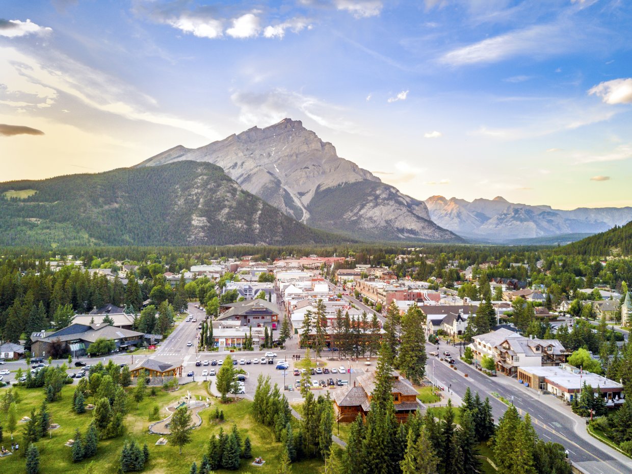 Amazing,Cityscape,Of,Banff,In,Canadian,Rocky,Mountains,,Alberta,canada