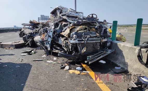 台84線快速公路大車追撞    駕駛一度受困意識不清