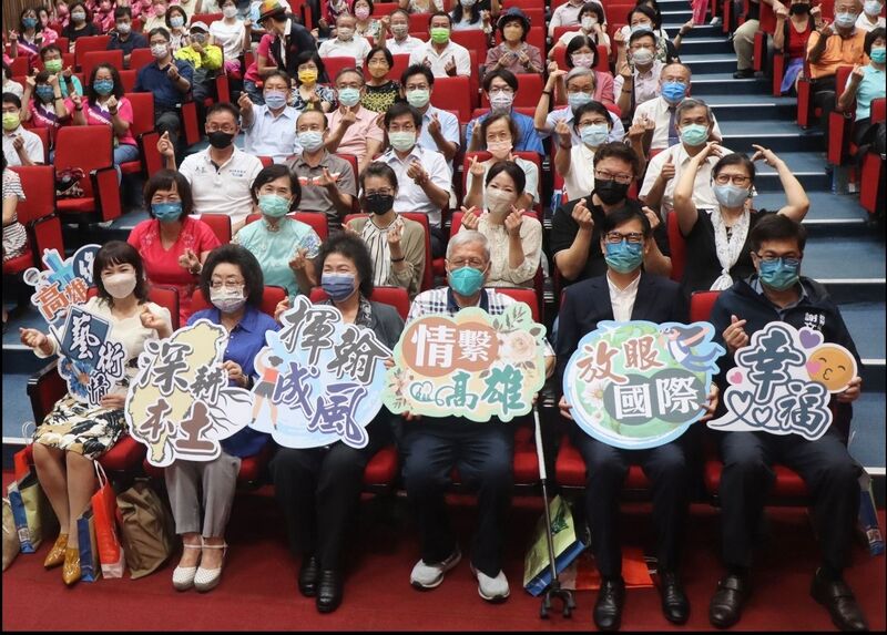 漾新聞|一生贈畫校園438件 教育局集結曾文忠作品成冊雄中發表陳其邁表感謝