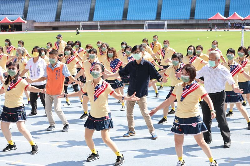 漾新聞|全民運動嘉年華會開舞 陳其邁加入500人共舞行列