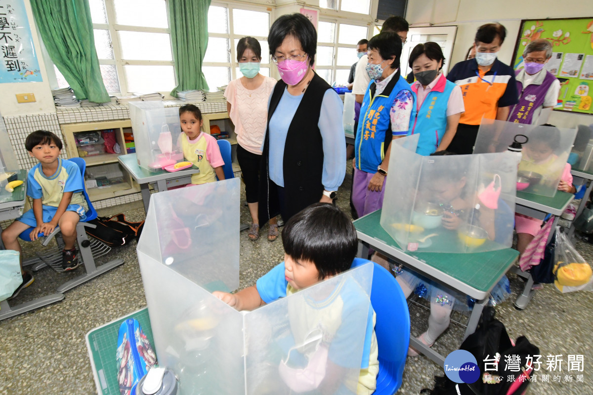 埤頭國小「榕仔博士」遊戲場啟用，啟用典禮結束後，王惠美到教室內關心學童營養午餐菜色及用餐情形。圖／記者鄧富珍攝