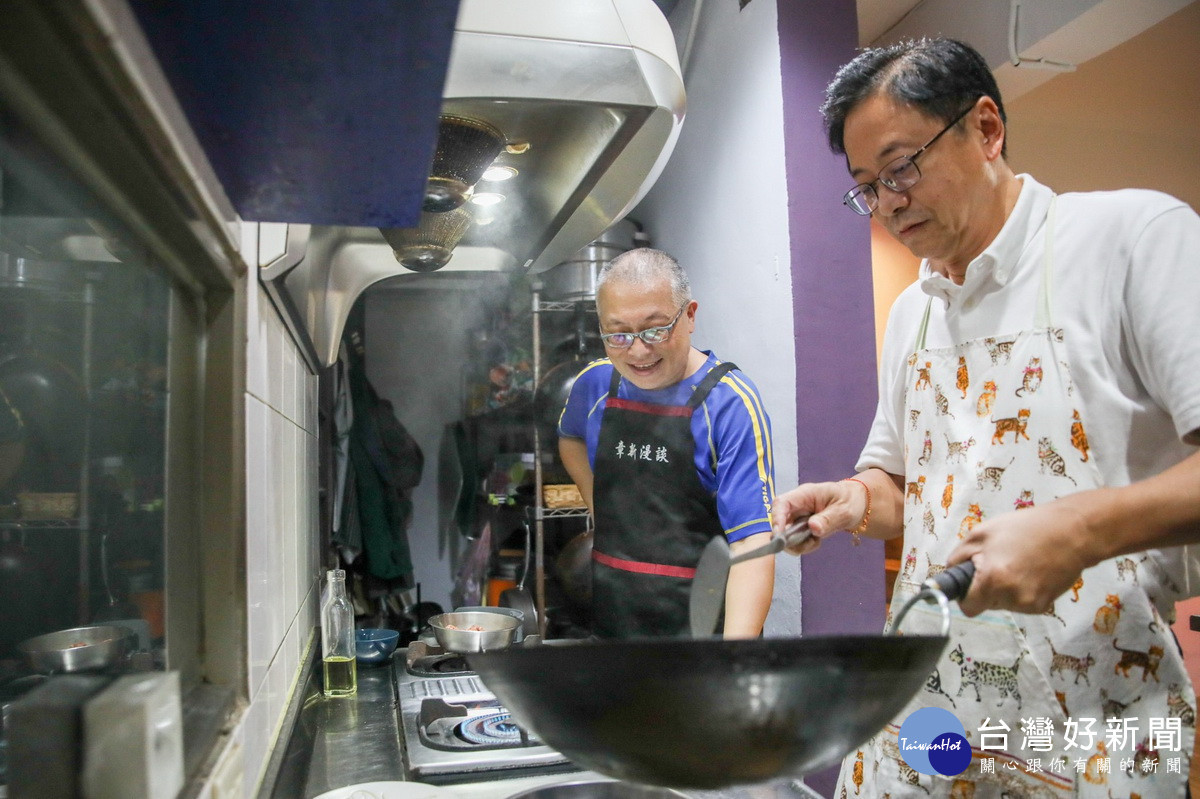 國民黨桃園市長候選人張善政受邀參加桃園美食YouTuber「章新漫談」節目,在鏡頭前大秀廚藝。<br /><br />