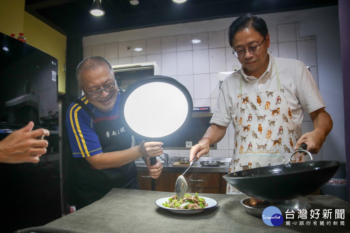國民黨桃園市長候選人張善政受邀參加桃園美食YouTuber「章新漫談」節目,在鏡頭前大秀廚藝。<br /><br />