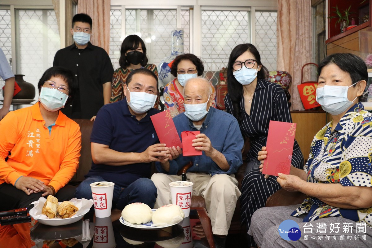 新北市長侯友宜今（24）日由社會局長張錦麗、永和區長陳怡君等陪同前往永和人瑞張子忠住處訪視，致贈重陽禮金2萬元及蘋果禮盒、坪林有機茶包