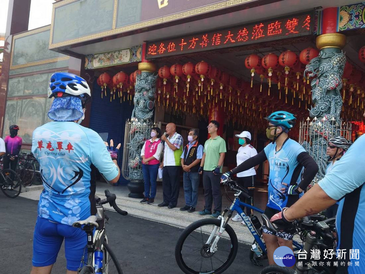 雙冬紫雲宮主委李坤山致意。