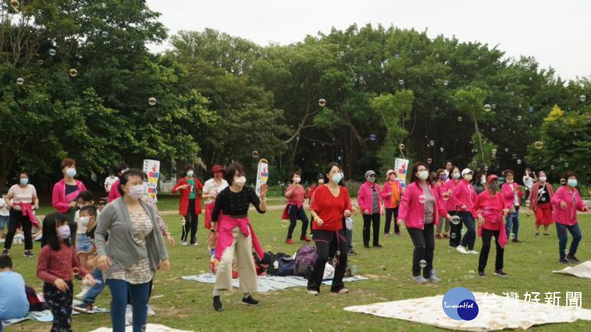 參加活動的民眾跟著共下寮健身的老師跳健身舞與非洲舞蹈。<br /><br /> <br /><br /> 