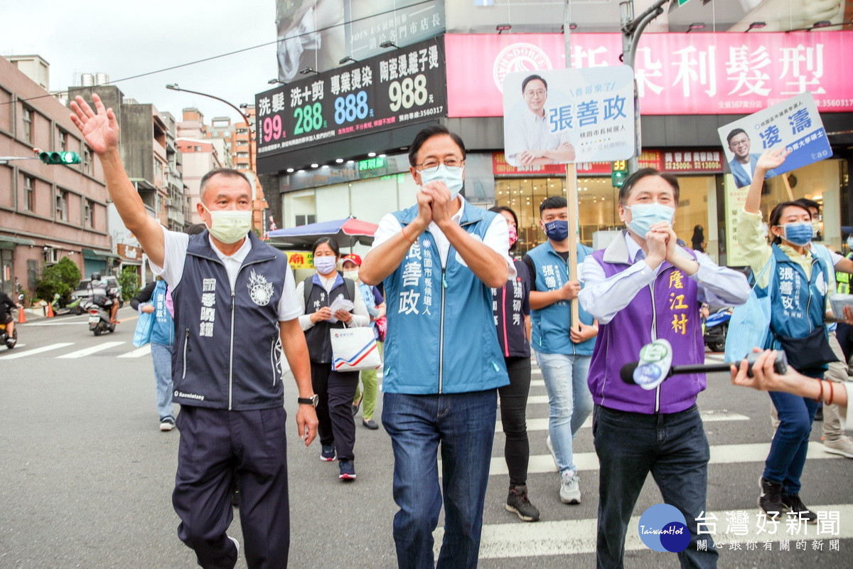 國民黨桃園市長參選人張善政在立委萬美玲,桃園市議會副議長李曉鐘等人陪同中前往同安黃昏市場掃街拜票。