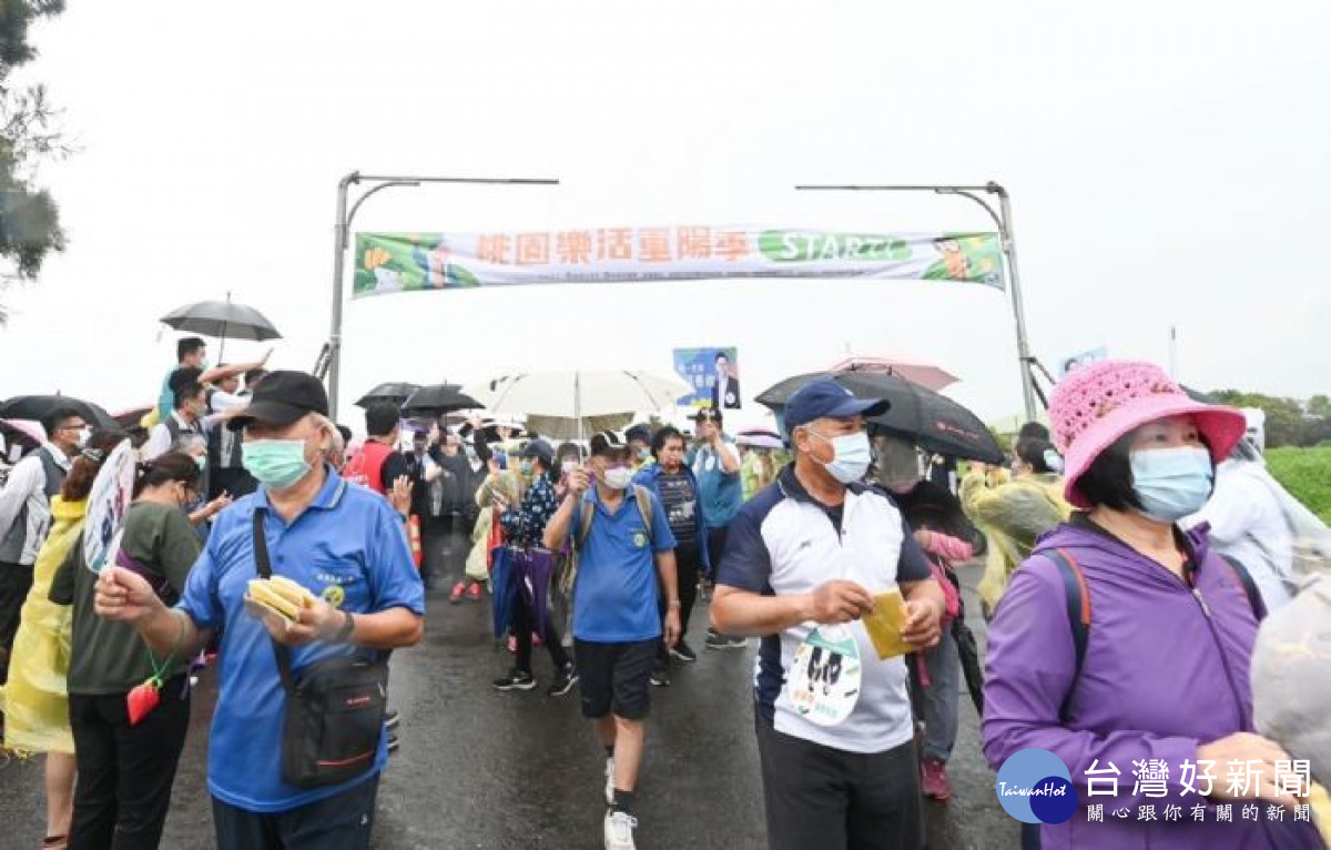 長者齊聚農博園區參與健行活動。<br /><br /> <br /><br />