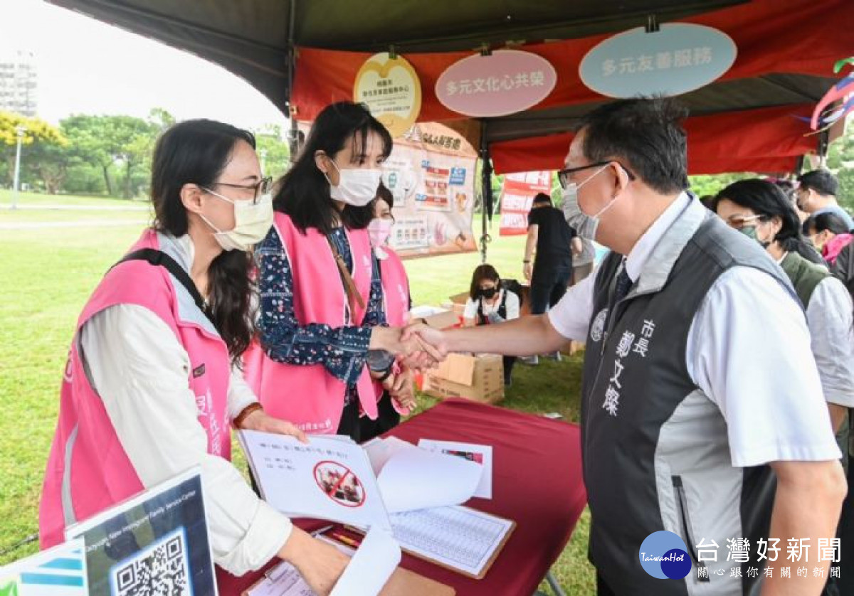 市長參觀活動攤位並慰問工作人員。<br /><br /> <br /><br />