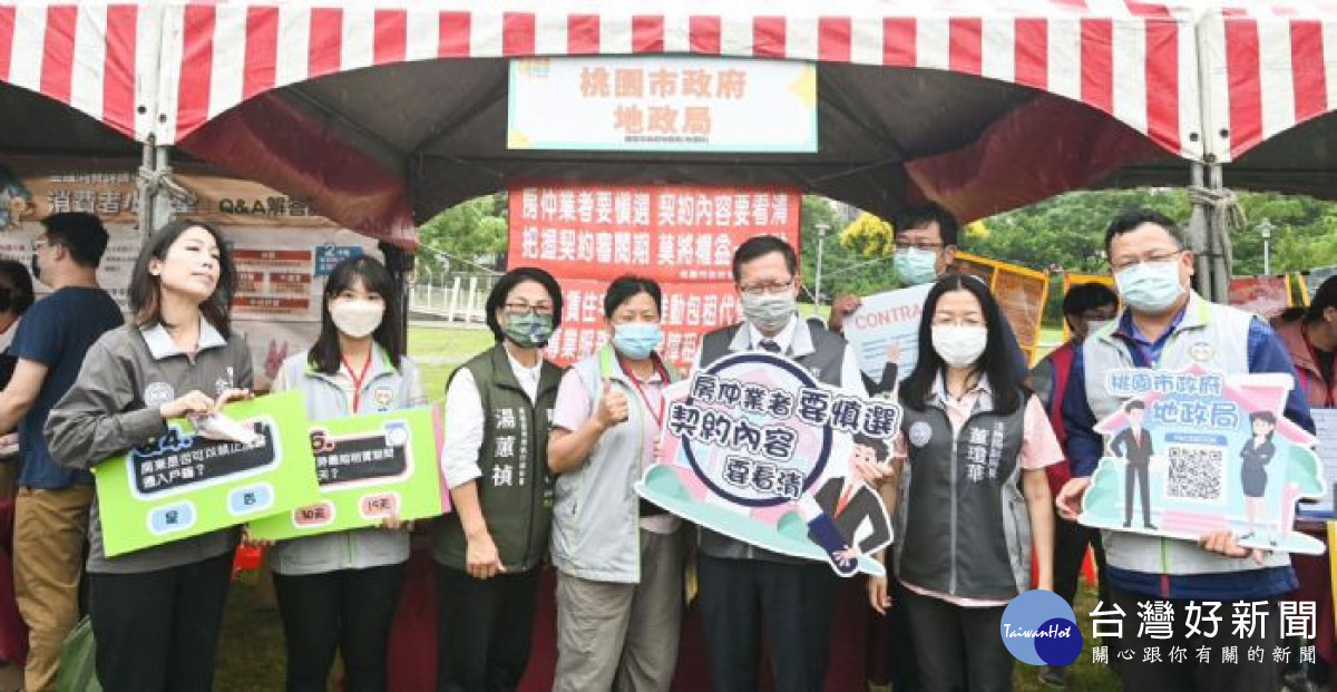 市長與貴賓在活動攤位合照。<br /><br /> <br /><br />