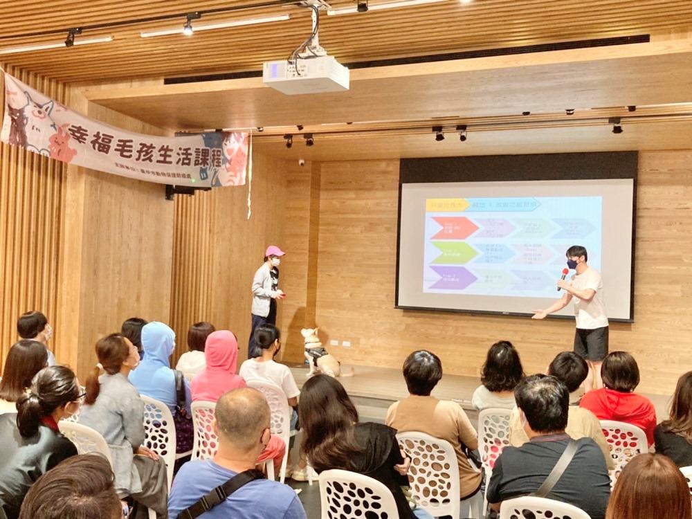 為協助飼主更快可以讀懂毛小孩的情緒,台中市動物保護防疫處24日於思默好時咖啡廳舉辦幸福毛孩生活課程,邀請到訓練師蘇庭鋒深入解析汪星人的行為。(圖/台中市政府)