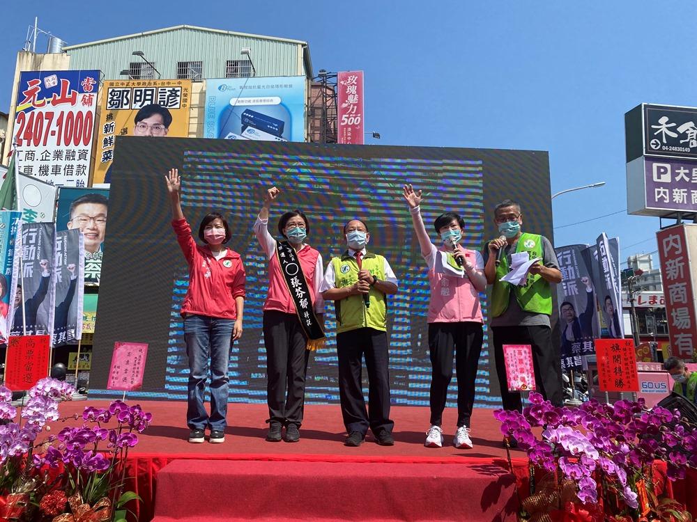 台中市大里霧峰區市議員選情緊繃,民進黨籍女性市議員候選人張芬郁24日競選總部成立,市長候選人蔡其昌跟多位議員為其站台,現場近千名在地民眾參與,展現其地方實力。(圖/記者林均和攝)
