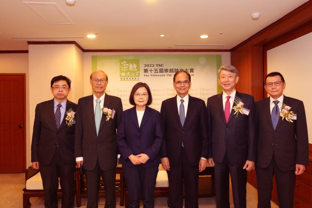 左起:台灣管理學會秘書長汪志堅、台灣管理學會理事長黃營杉、總統蔡英文、立法院長游錫堃、崇越集團董事長郭智輝、崇越集團副董事長賴杉桂等人一同合影。