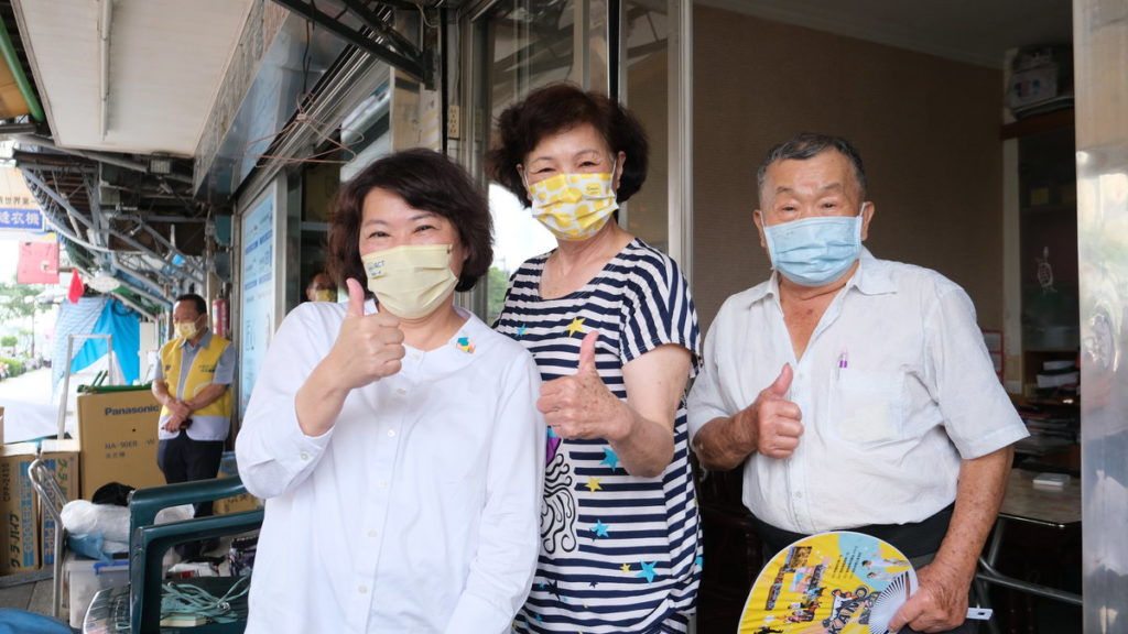 (競總提供):總部對街的阿嬤,說起四年前也離此地不遠的黃敏惠前總部,開心總是
