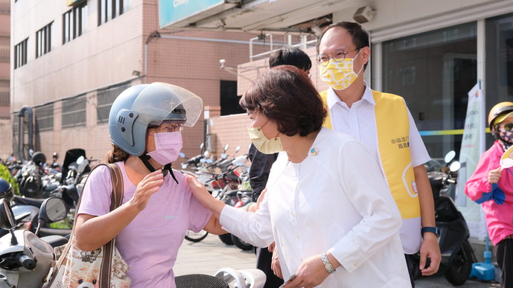 (競總提供):感謝鄰居在選舉期間包容人潮出入的打擾,黃敏惠向街坊鄰居致意。