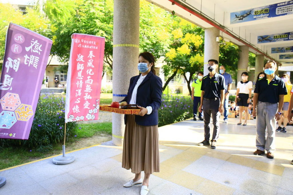 校長鄭宛鈺與全校師生進行敬天奉師禮