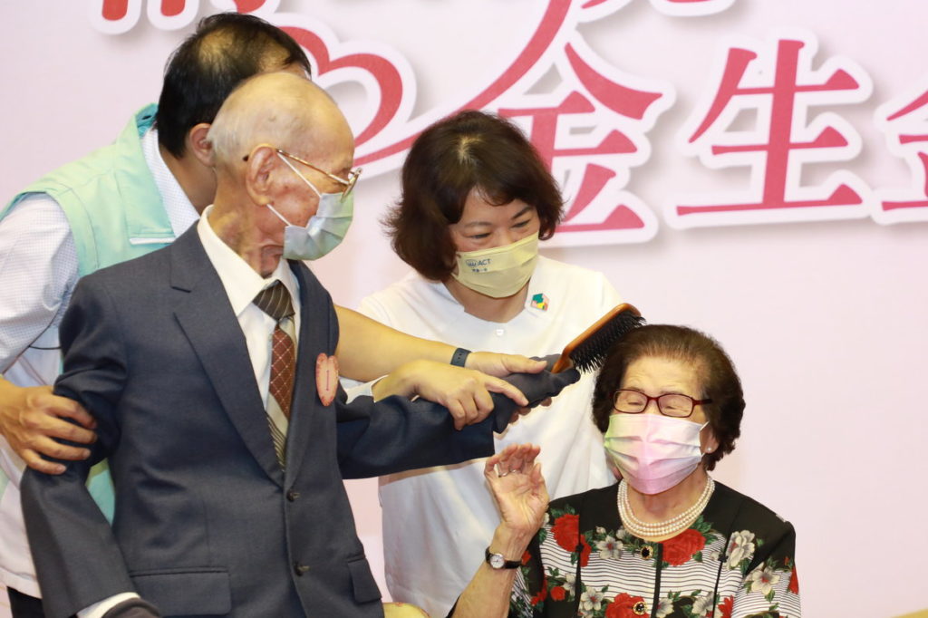 金婚佳偶為妻子梳頭