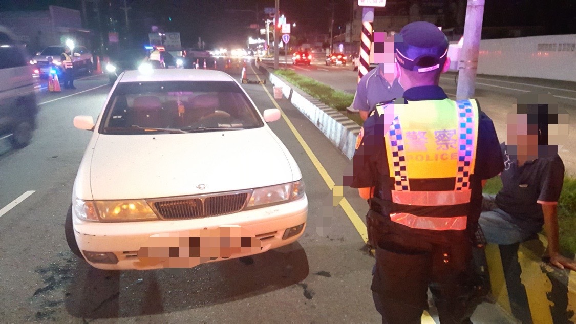 ▲大甲警在大甲溪橋實施封閉式路檢，攔查酒駕與噪音改裝車輛     (圖/台中大甲分局 提供)