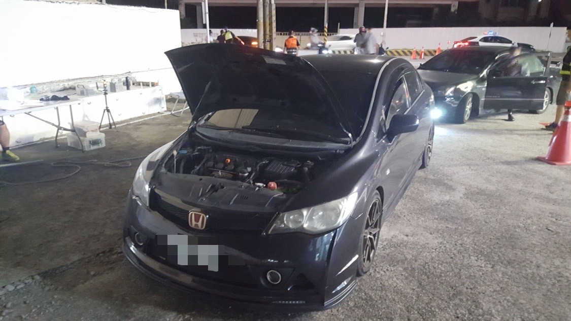 ▲警方針對疑似改裝車輛實施噪音檢測，不合格則依法開單告發 (圖/台中大甲分局 提供)