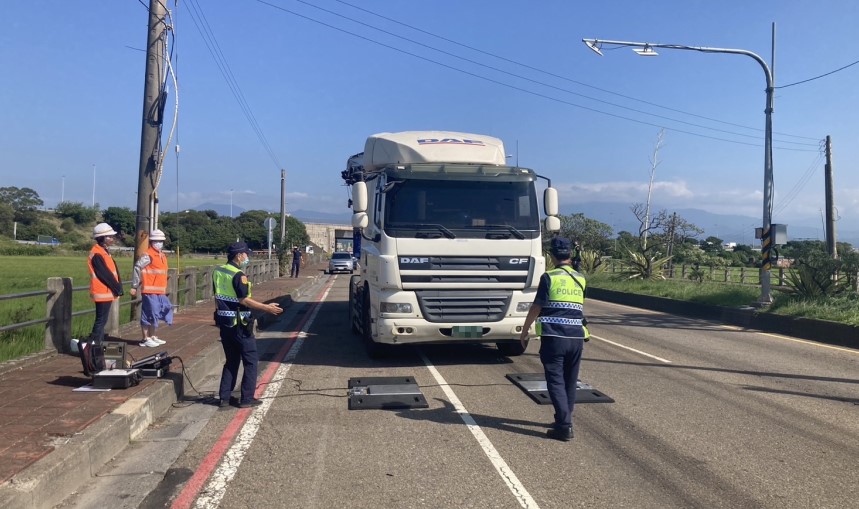 ▲為遏止大型車輛在台61線違規超載,苗警實施「移動地磅」聯合稽查 (圖/苗栗縣警察局 提供)