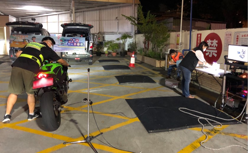 ▲中警三分局於五權南路與復興路攔檢疑似非法改裝噪音車輛 (圖/台中市警察局 提供)