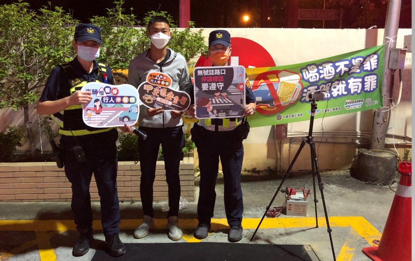 ▲員警於攔檢噪音車輛的同時，也在現場宣導路口交通安全觀念    (圖/台中市警察局 提供)