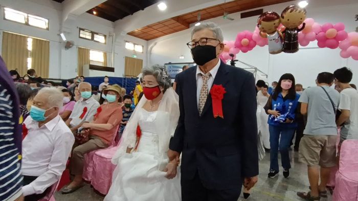 80歲長者披婚紗、走紅毯 溪湖鎮重陽慶祝活動最甜蜜序曲