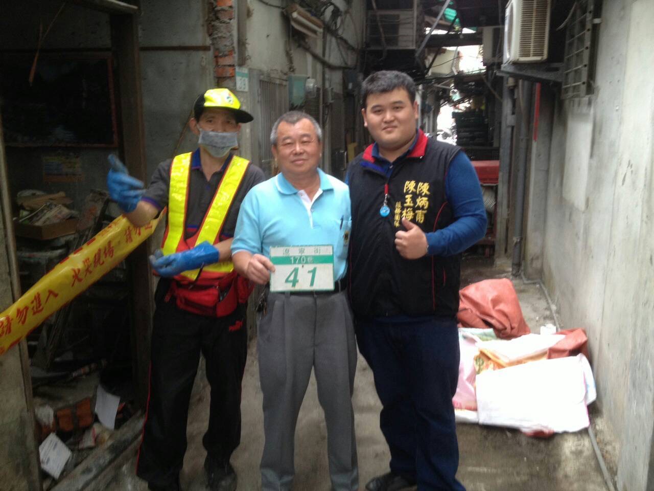 圖片說明：里內獨居老人家裡發生氣爆，時任里長莊錦龍出面請環保局協助處理。(記者宋紹誠翻攝)
