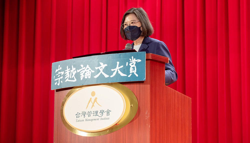 崇越論文大賞第15屆得獎論文揭曉 蔡總統親頒獎狀鼓勵