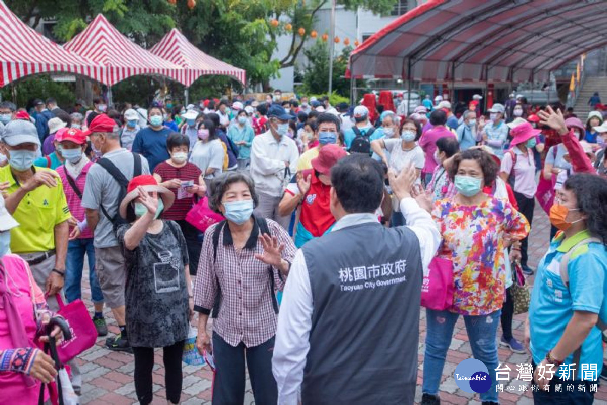 市長為參與健行的民眾加油打氣。<br /><br /> <br /><br /> 