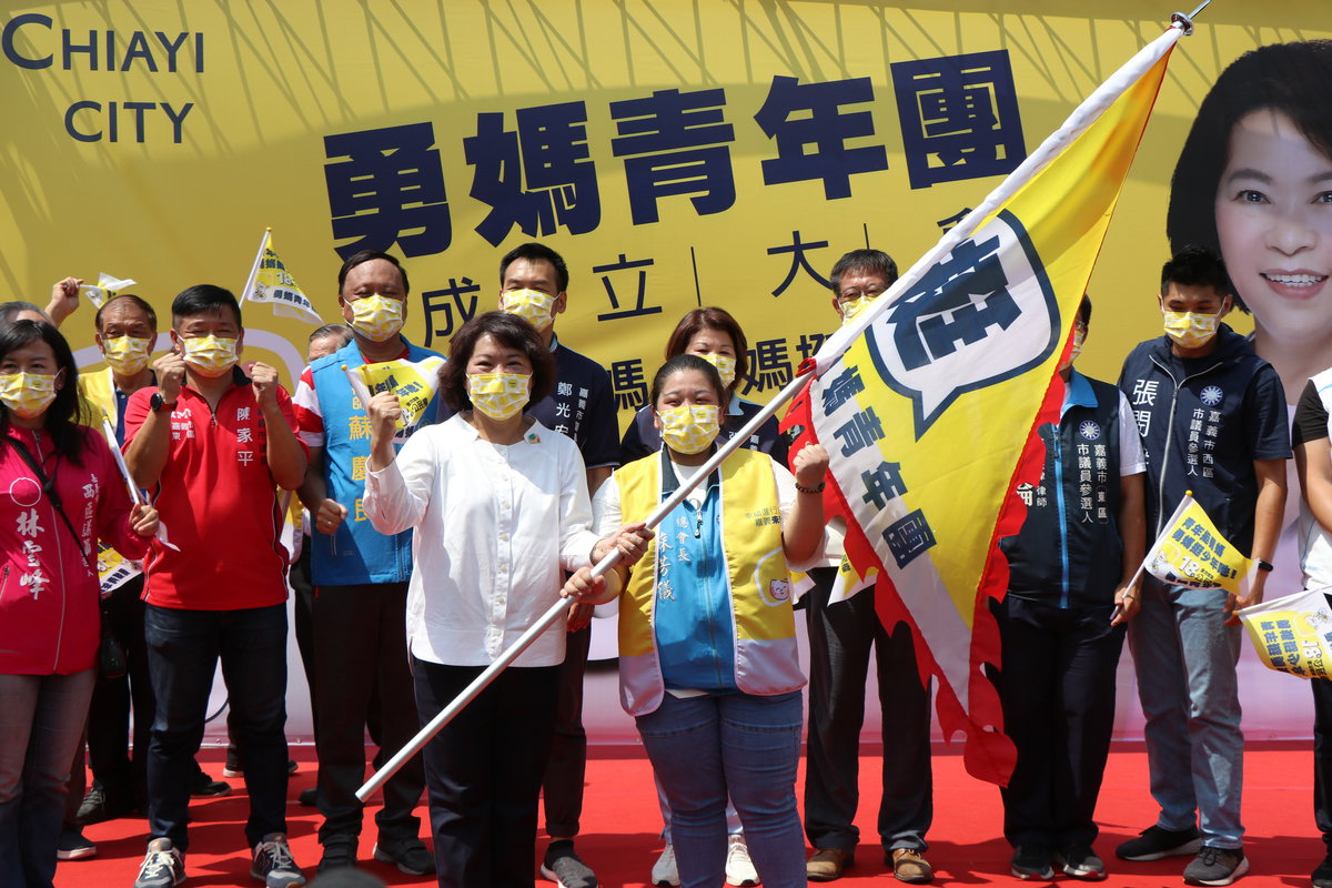 (競總提供) 挺18歲公民權，勇媽青年團今日成立。