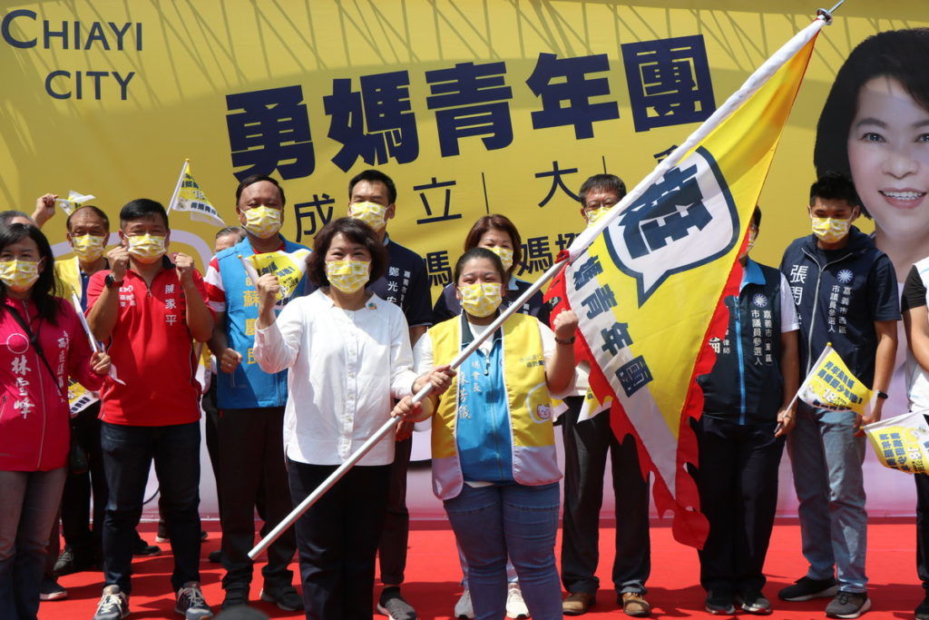 (競總提供) 挺18歲公民權,勇媽青年團今日成立。