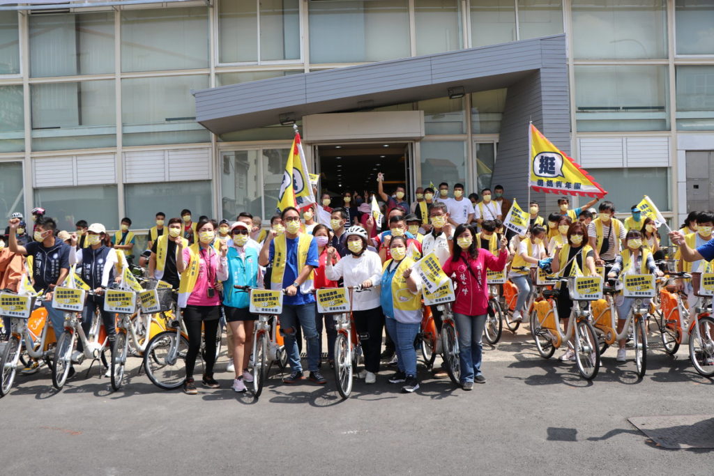 (競總提供) 為向民眾宣示挺18歲公民權的決心,勇媽青年團騎乘YouBike環嘉。