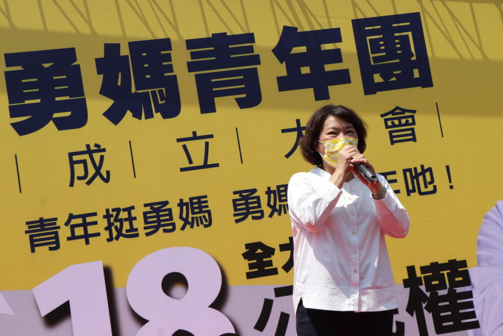 (競總提供) 嘉義市長候選人黃敏惠在青年團成立現場,呼籲蔡英文總統,不要斷送嘉義