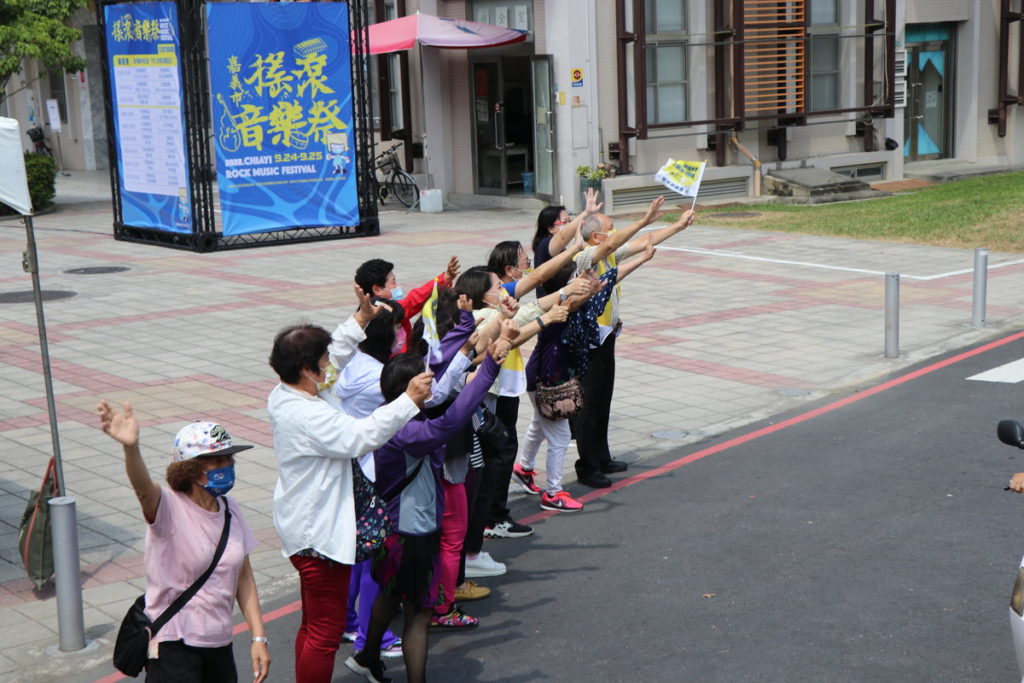(競總提供) 勇媽青年團環嘉宣示,路邊民眾加油大喊,年輕人是國家未來的希望!