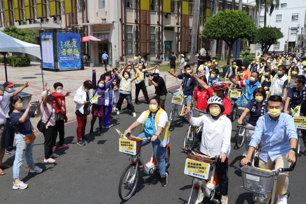 (競總提供) 勇媽青年團環嘉宣示,路邊民眾加油大喊,年輕人是國家未來的希望!