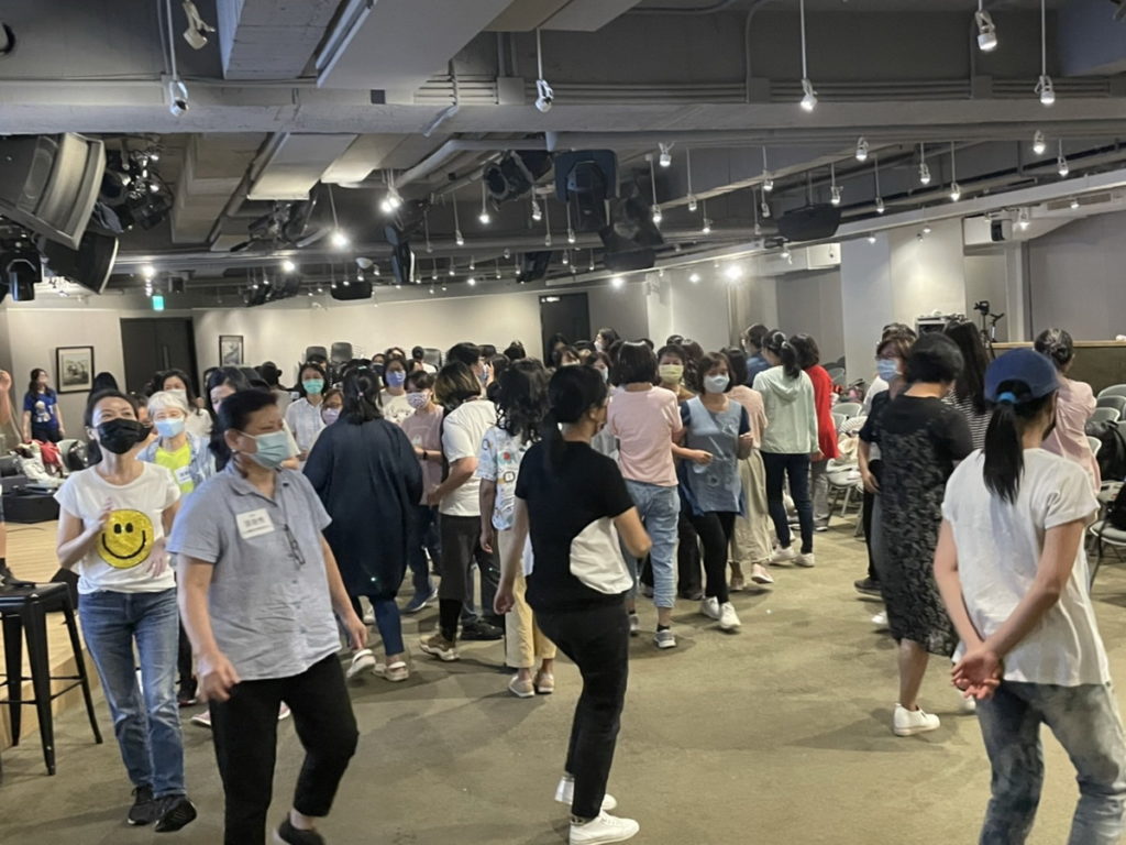 學員學習走位與舞蹈 (圖/彩虹愛家提供)