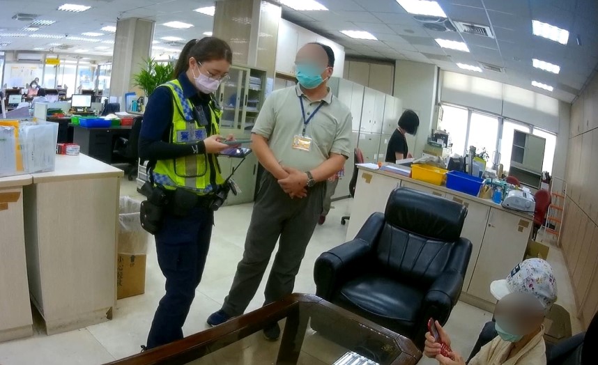 ▲80歲林婦著急匯款,要幫確診兒繳納貸款,行員發現「貓膩」趕緊報警 (圖/台中市警察局 提供)