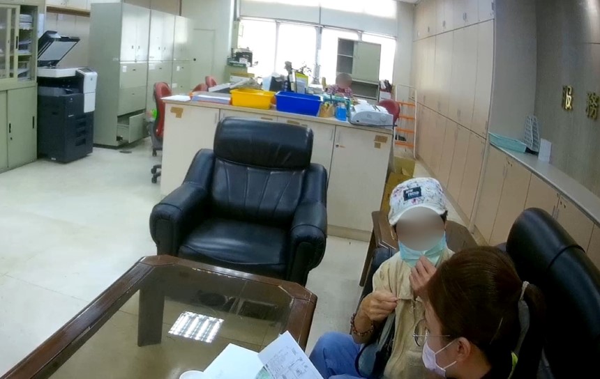 ▲員警請林婦撥打媳婦手機,拆穿假冒兒子的詐騙戲碼 (圖/台中市警察局 提供)