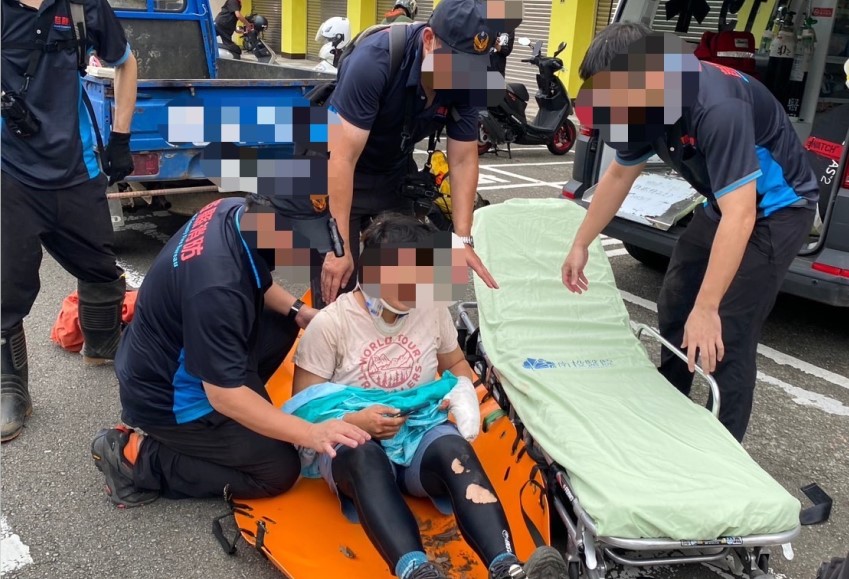 ▲警消人員將傷者二次搬運至靈洞宮,由救護車送醫救護 (圖/苗栗縣警察局 提供)