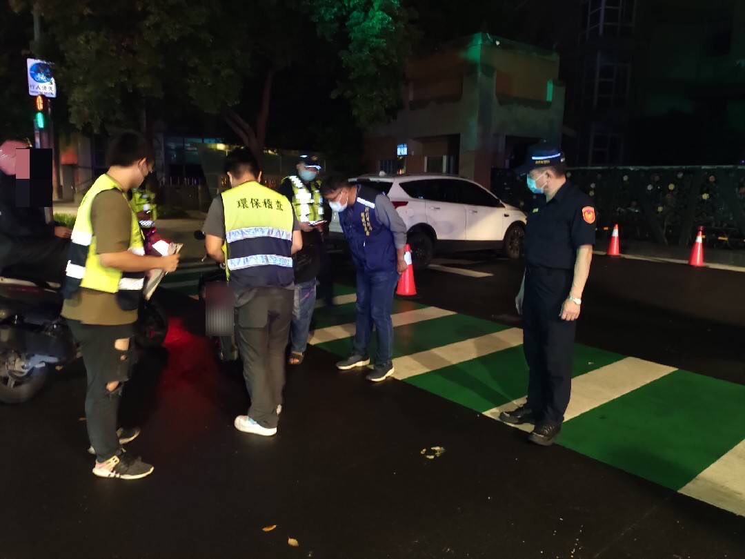 圖片說明:板橋警環聯合取締噪音及改裝車。(記者戴昱弘翻攝)