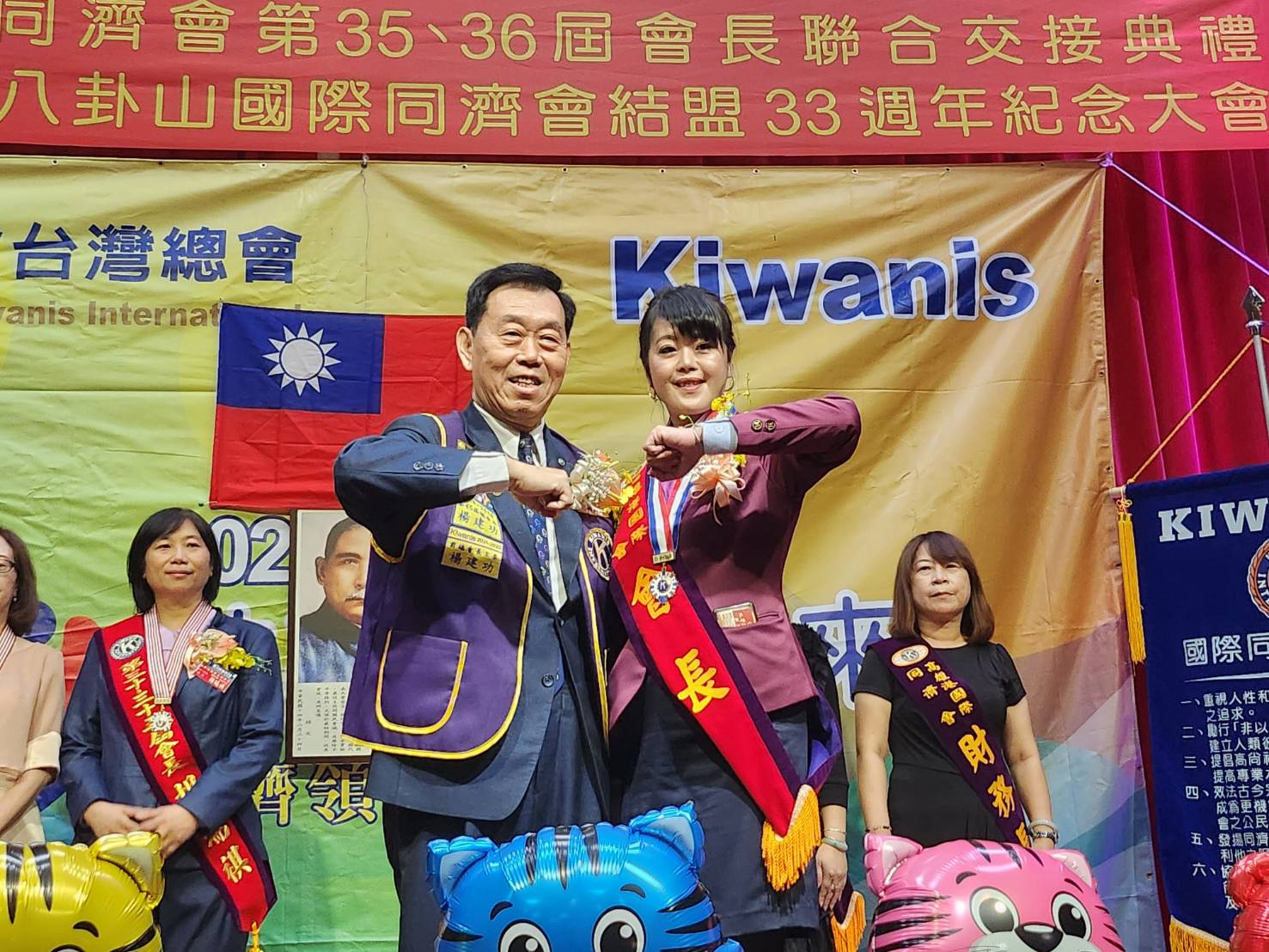 圖片說明:前總會長楊建功(圖左)將勳章授予高雄港會新任會長郭于榛(圖右)。(記者王巧容攝)